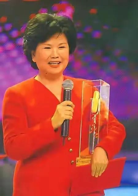 央视播音33年，搭档罗京去世后自请离职，74岁的刑质斌如今怎样了