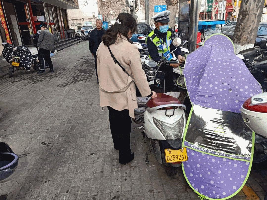 南阳电动车私加篷伞专项整治行动,南阳交警开展春雷行动
