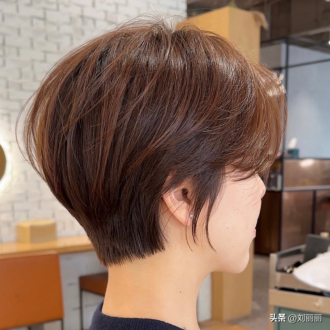 减龄高马尾头顶蓬松时尚发型扎法,40岁减龄发型短发时尚