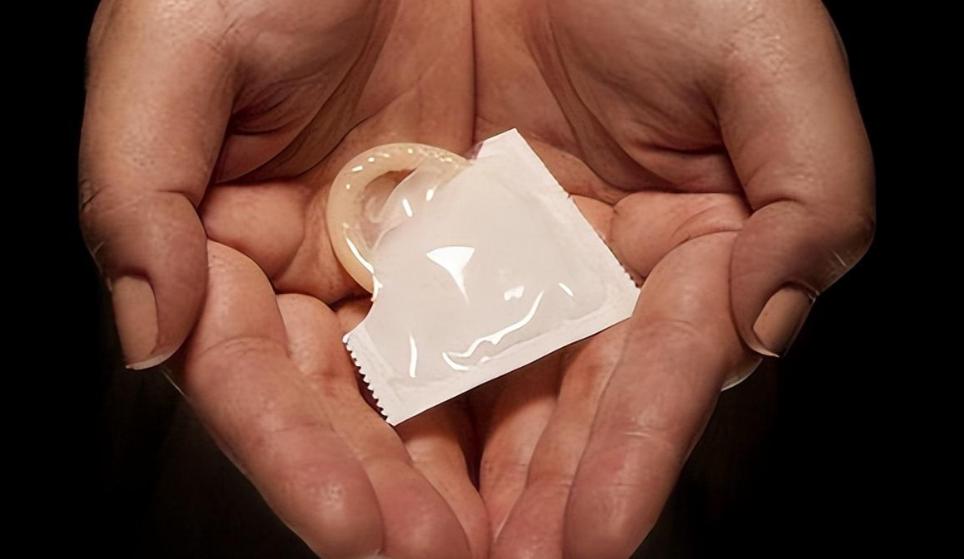 避孕套前面的尖尖有啥用？关于避孕套的这些知识，男女都该了解下