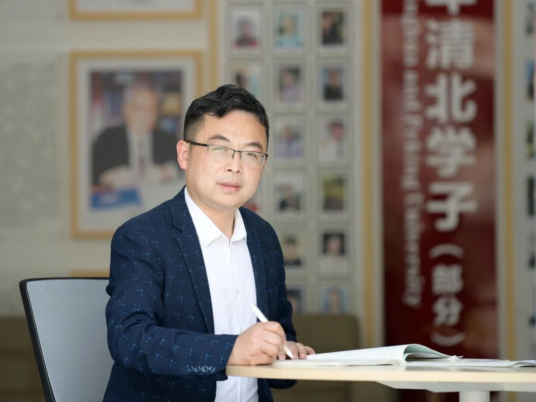 祝贺！绵阳南山中学王小波老师荣获绵阳市“先进工作者”荣誉称号