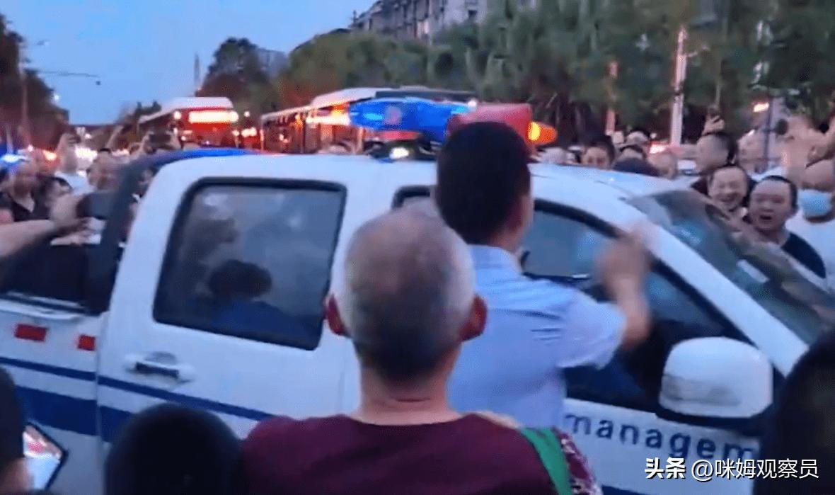 6名城管停职，城管打人警察无管辖权，还手属正当防卫还是互殴？