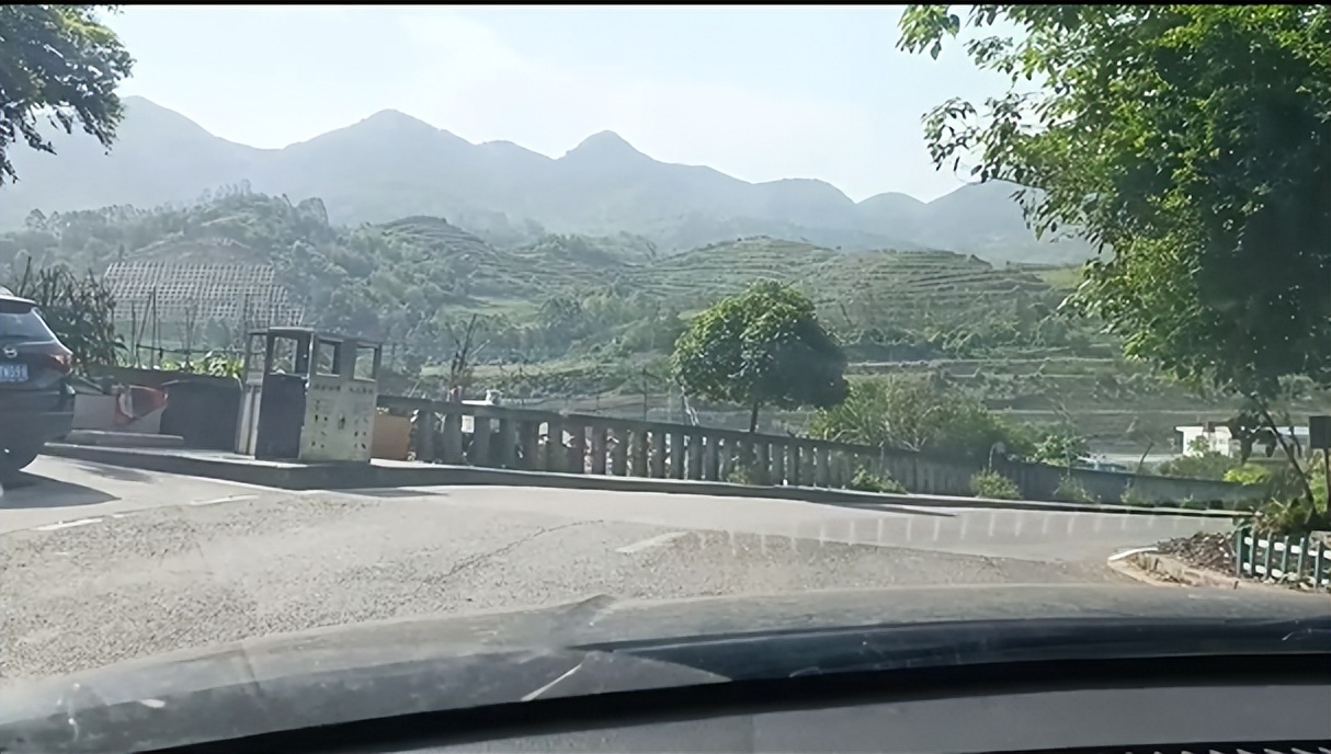 正确的踩刹车方法图解,正确踩刹车的方法与技巧