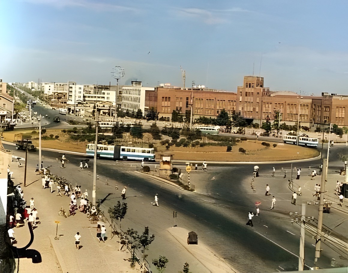 八十年代的上海老照片,踩在东海沿岸闪耀着无与伦比的繁荣骄傲