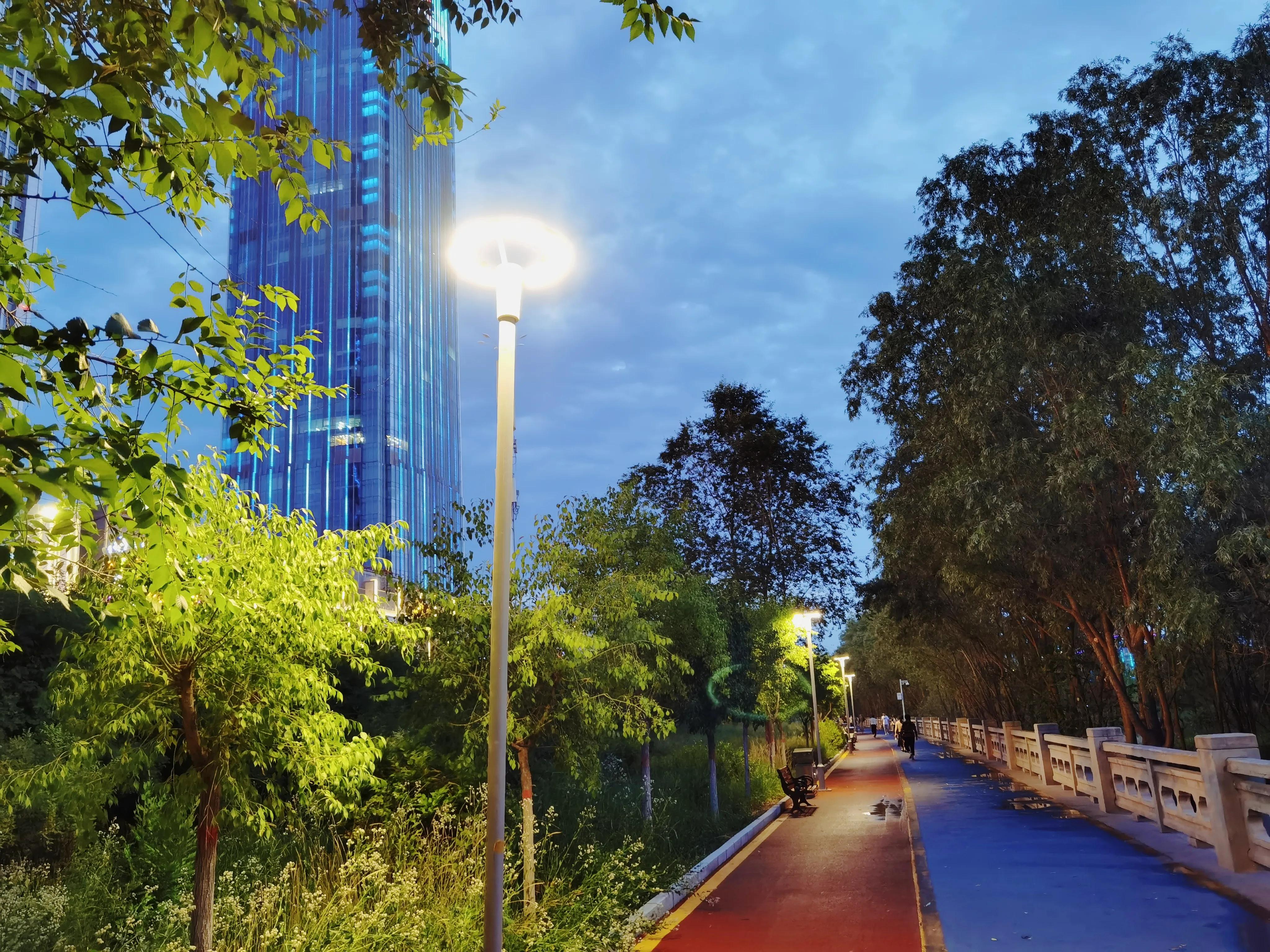 七一开怀赋锦章，锤镰飞彩映朝阳