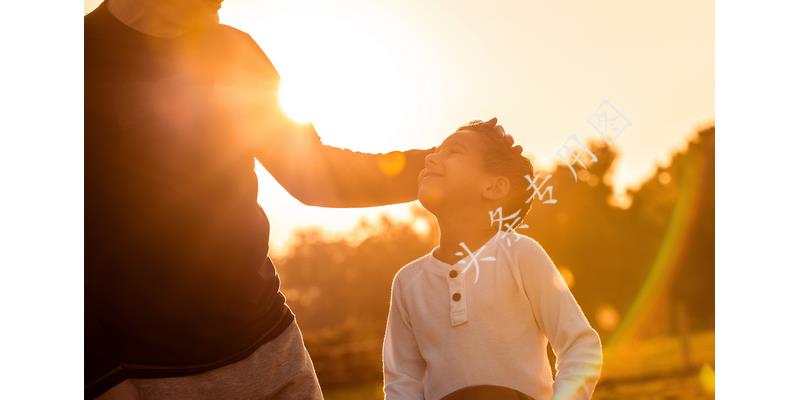 女儿18岁，每月零用金2000，却为了邻居的儿子与我争执