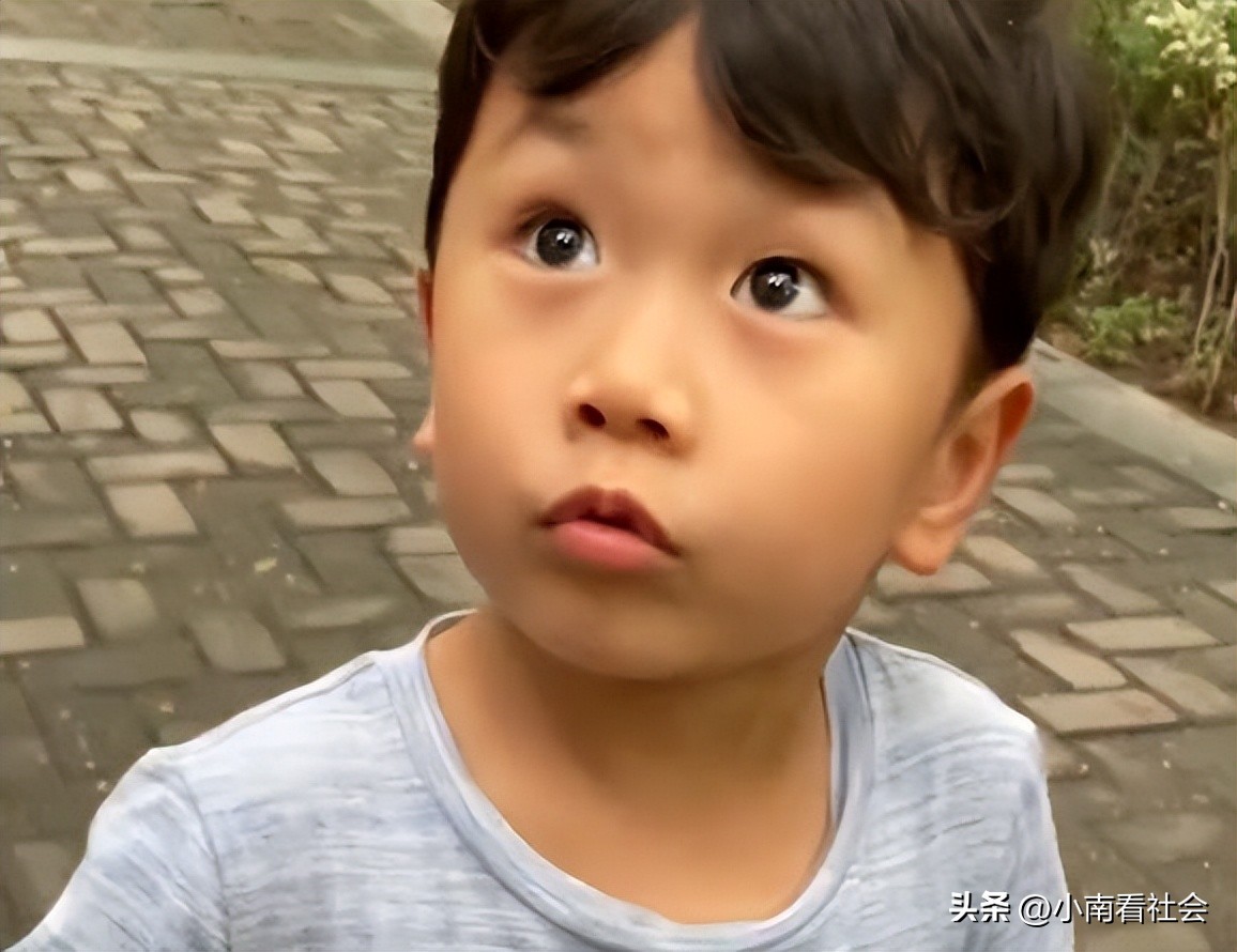 小男孩吃苹果掉牙原视频,小朋友吃糖嘴里爬出虫子视频