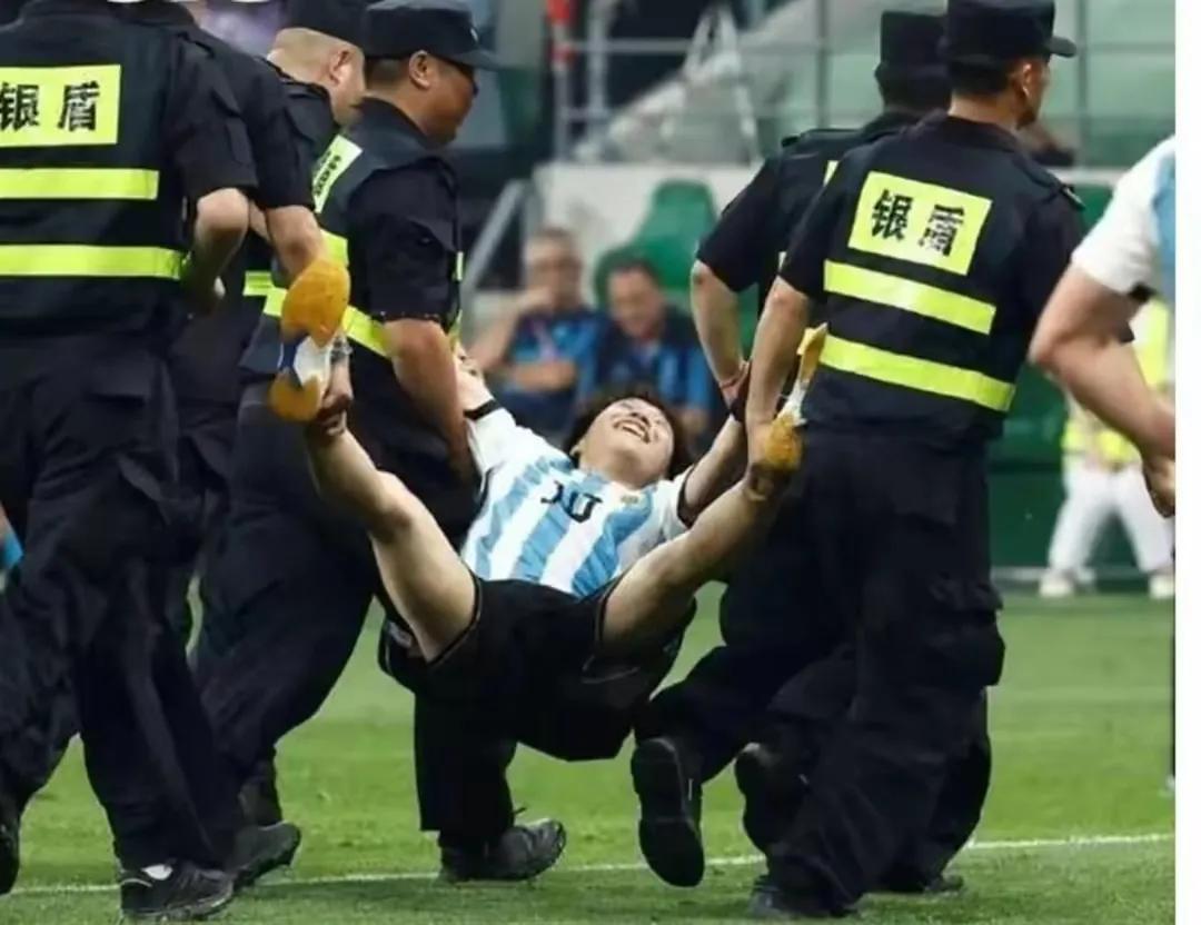 足球粉丝冲进球场抱梅西,足球球迷冲进球场追星