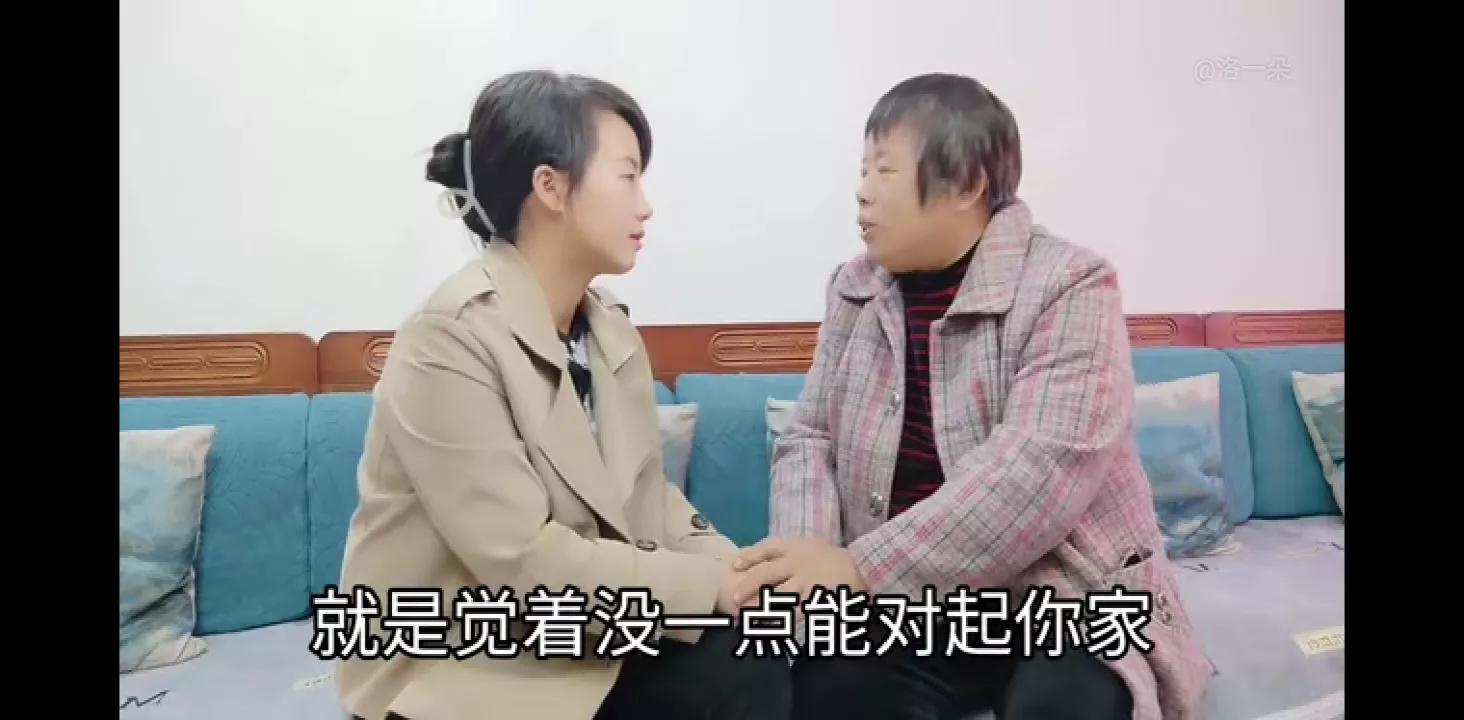 子奇妈首次到朵家，也没见到朵爸妈，朵送包包和衣服，奇妈高兴…