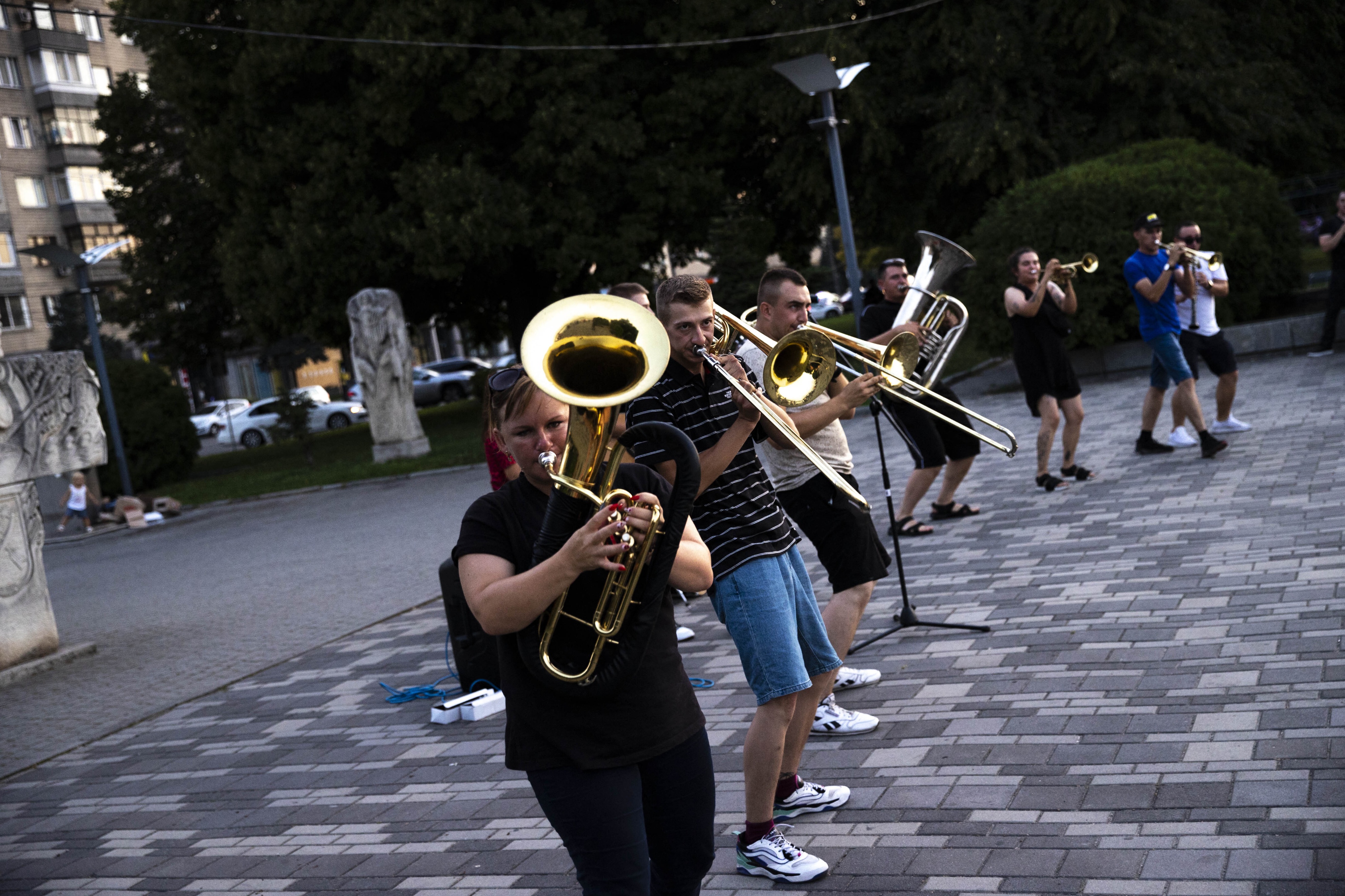四百万乌克兰人返乡，有人冒着风险装修新家，有人抓紧结婚，只因“人生只有一次”