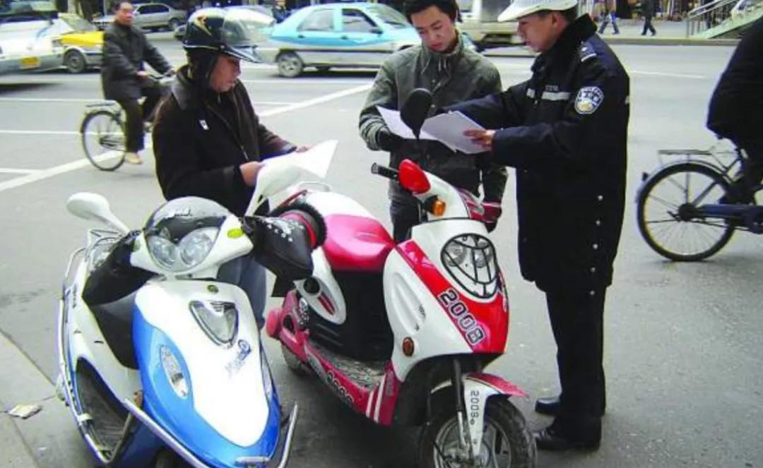 持c1驾照骑电瓶车会被扣分吗,持c1驾驶证骑摩托违章怎么处理