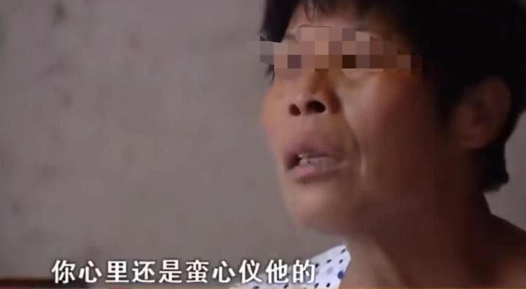 80岁老父恋上俏保姆，子女将两人赶出家门，老人：不同意我就自杀