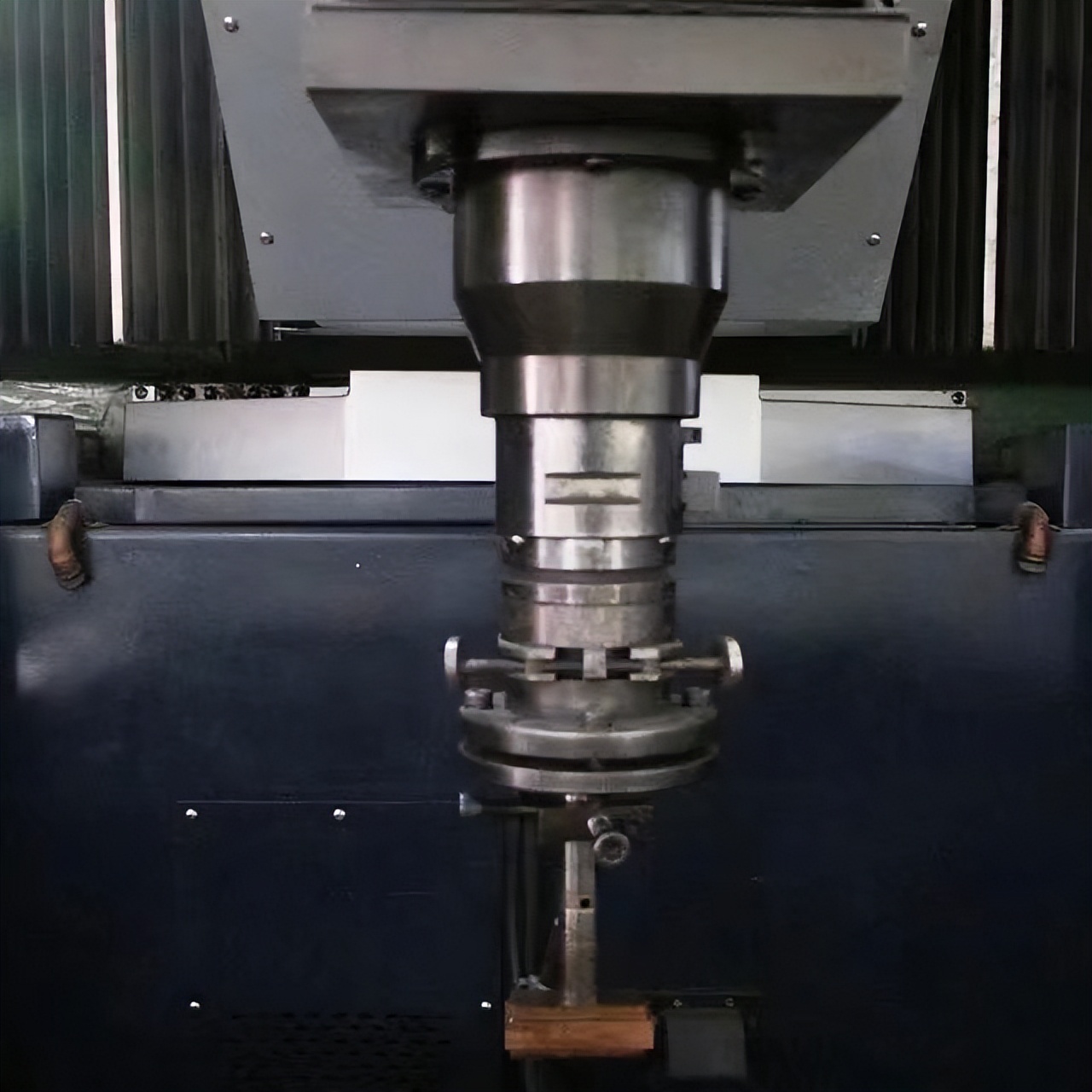 精密塑胶斜齿轮和螺旋齿轮的模具，为何选择采用火花机加工技术