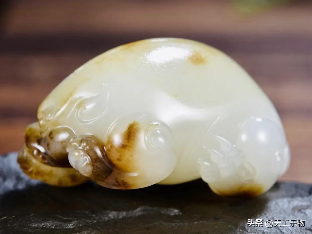 糖色是山料，沁色是籽料，那和田玉“糖沁”又是什么料？