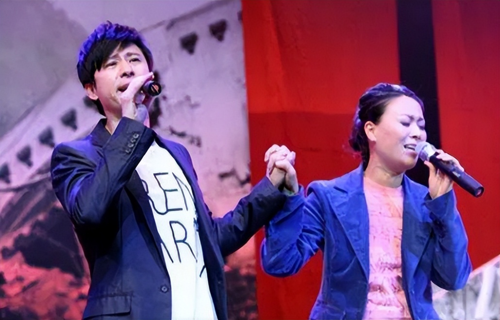 那英怒踹粉丝,那英当众踹粉丝惹争议