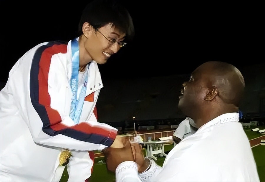 眼镜飞人胡凯：18岁才练习百米却加冕世界冠军，如今是清华副教授