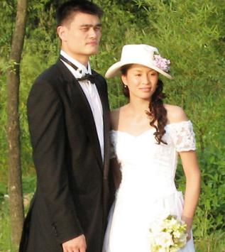 篮球巨人姚明近况,篮球队员姚明夫妻照