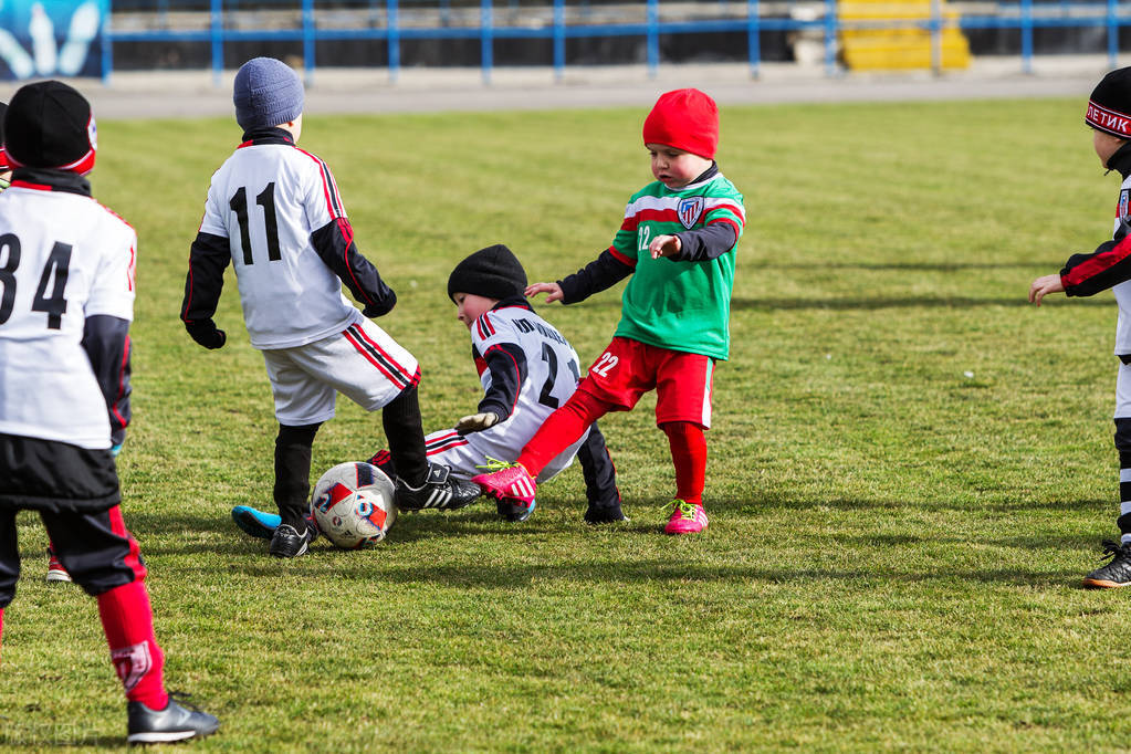 女子嫁了不爱自己的老公，生了三胞胎，看他们踢足球是最幸福的事
