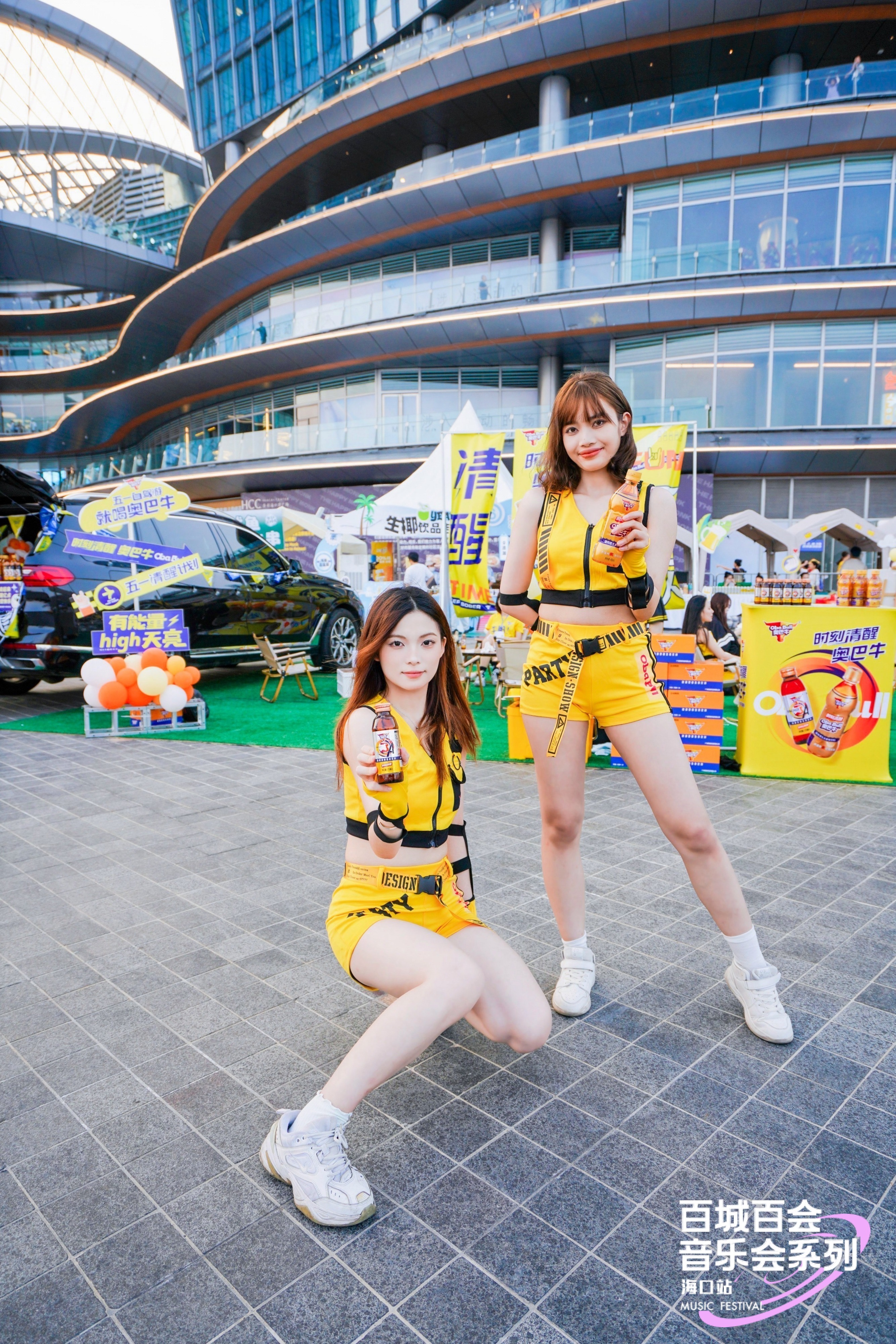 时刻清醒奥巴牛现身水母音乐会玩“快闪”