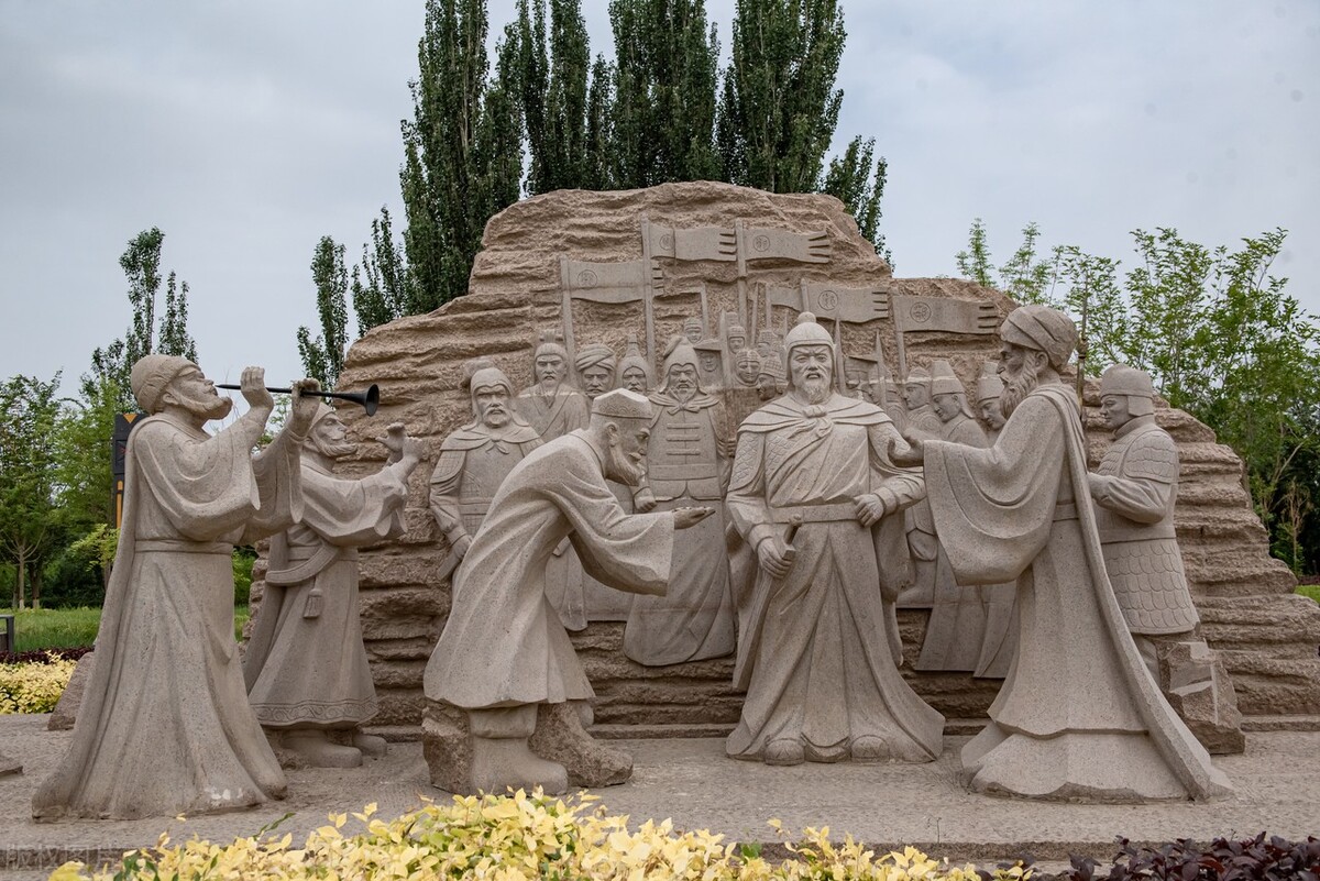 这个戈壁小城为何飞机、高铁、火车这么便捷