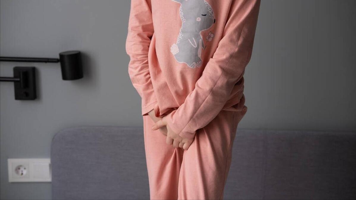 女性生完孩子一咳嗽就漏尿怎么办,女儿11岁一咳嗽就漏尿是怎么回事