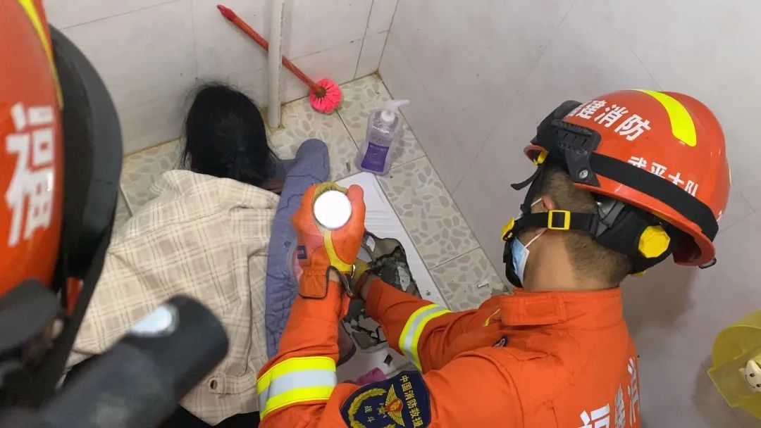 厕所里虫子咬到很痒,野外上厕所被咬