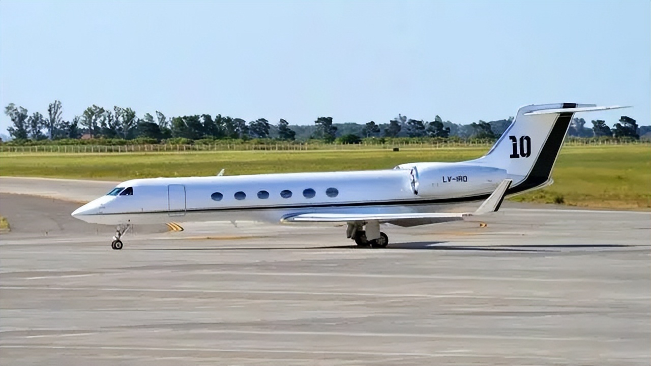 梅西和c罗的私人飞机谁更牛,飞机上c罗和梅西