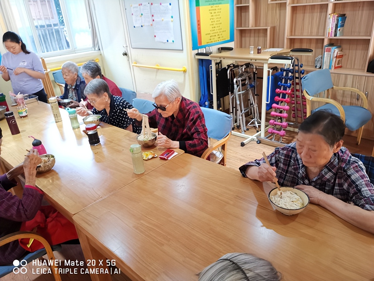 陶乐家养老丨共庆陶乐八周年，一碗生日面，情长岁安康