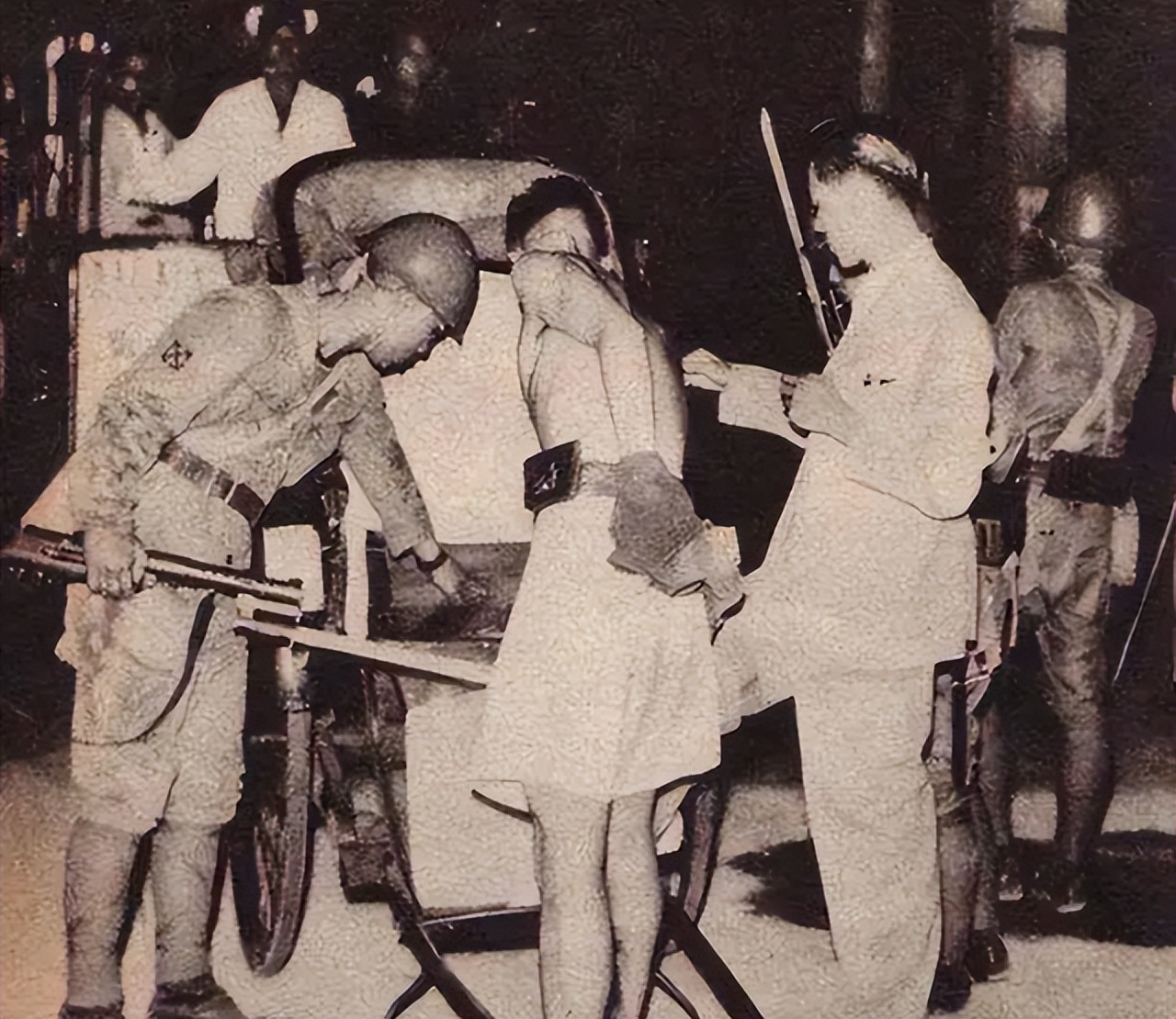 1944年，一支日军伪装成国军闯入湖南山村，5位妇女热情上前劳军