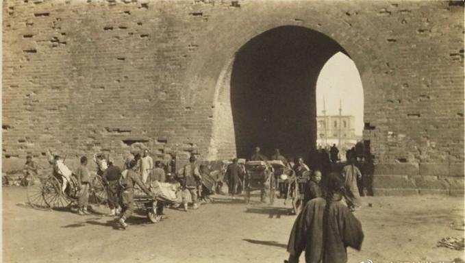 侵华日军残酷*行暴**，女子为活命脱下衣服让日本人拍摄，*辱侮**至死2