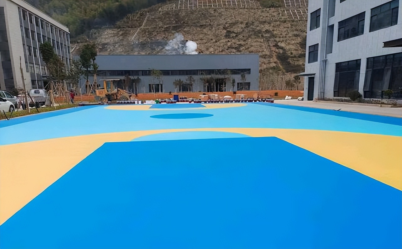 标准篮球场地面用什么材料,标准篮球场地面用什么材料好