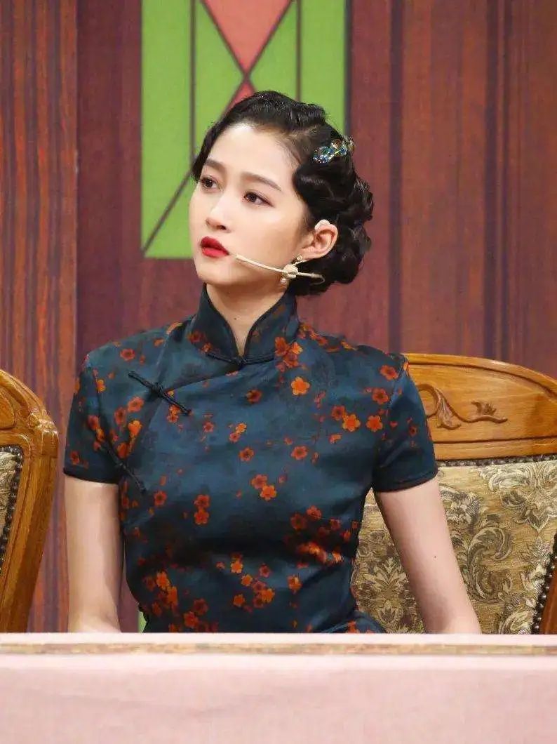 刘嘉玲关晓彤同框,穿旗袍大秀窈窕好身材