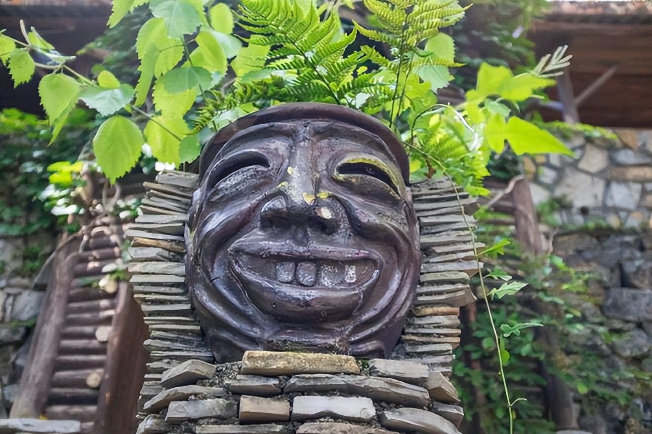 贵州80岁老人隐居深山打造古城,贵州一老人隐居在古堡30年