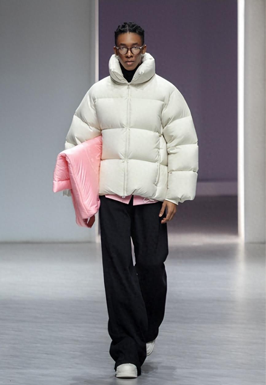 太平鸟镂空最新款,绒爱服饰