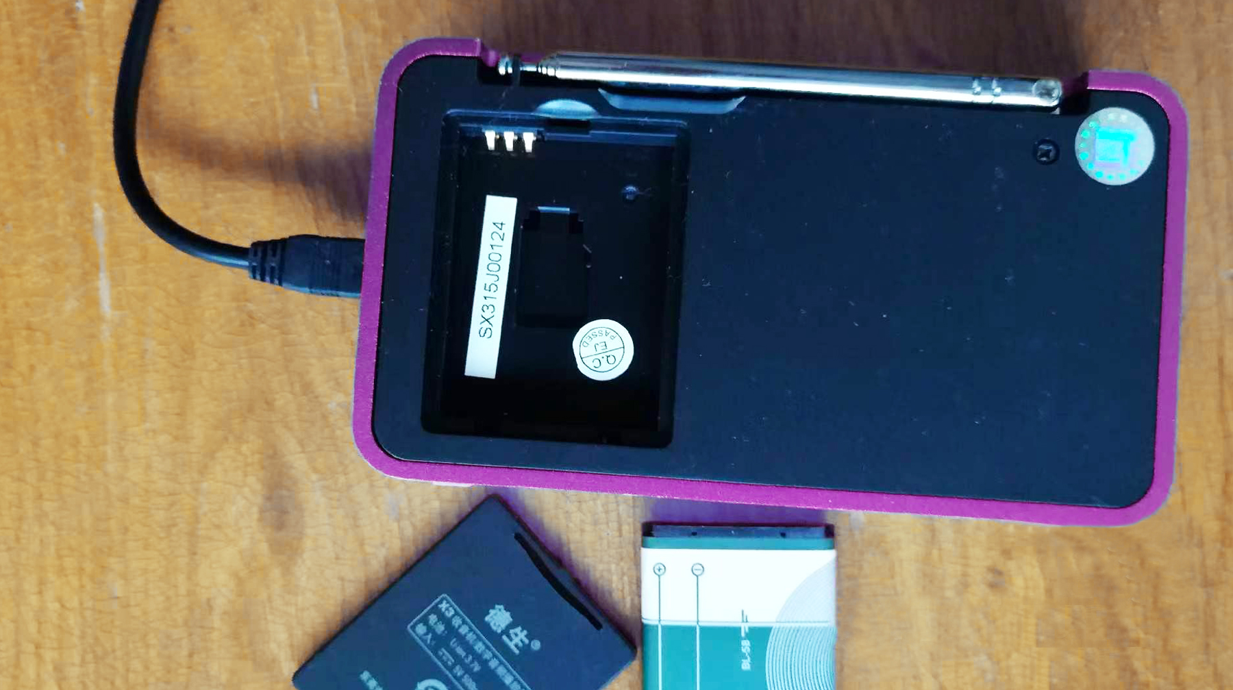 可以听收音机的小音箱,自带功放的音箱可以配无线麦克风