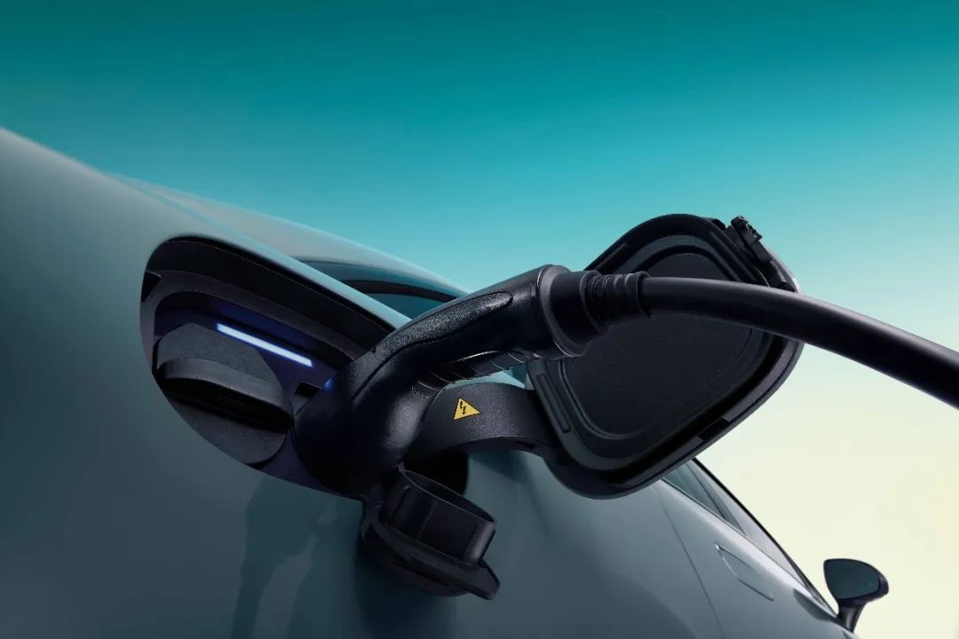 全新EQE打开新世界大门，百年奔驰突破次元壁