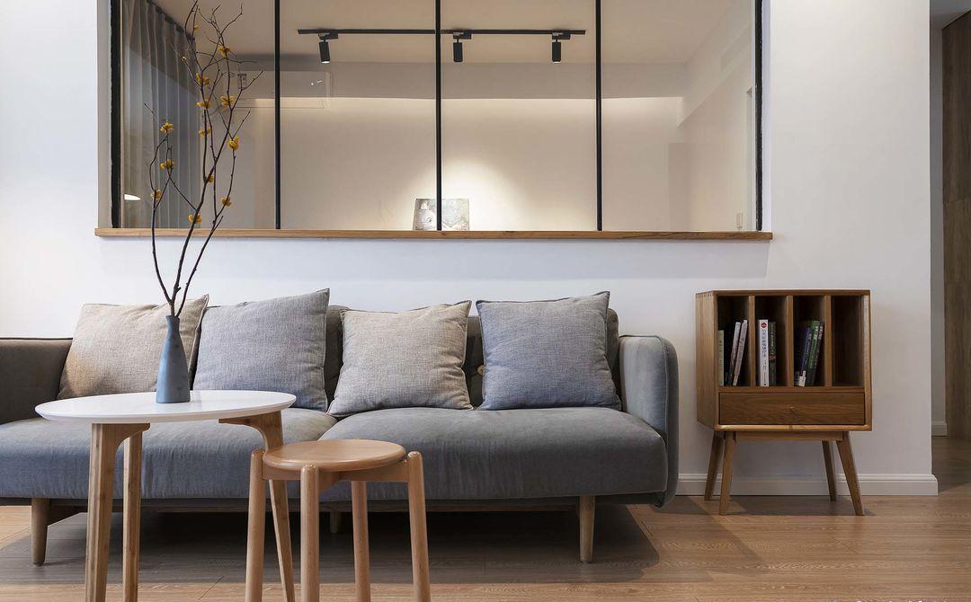 她在沙发后面“掏洞”造窗，完工后发现太明智了，全屋温暖又自然