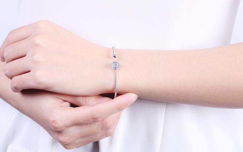 黄金首饰和金首饰哪个贵,白金首饰属于黄金吗