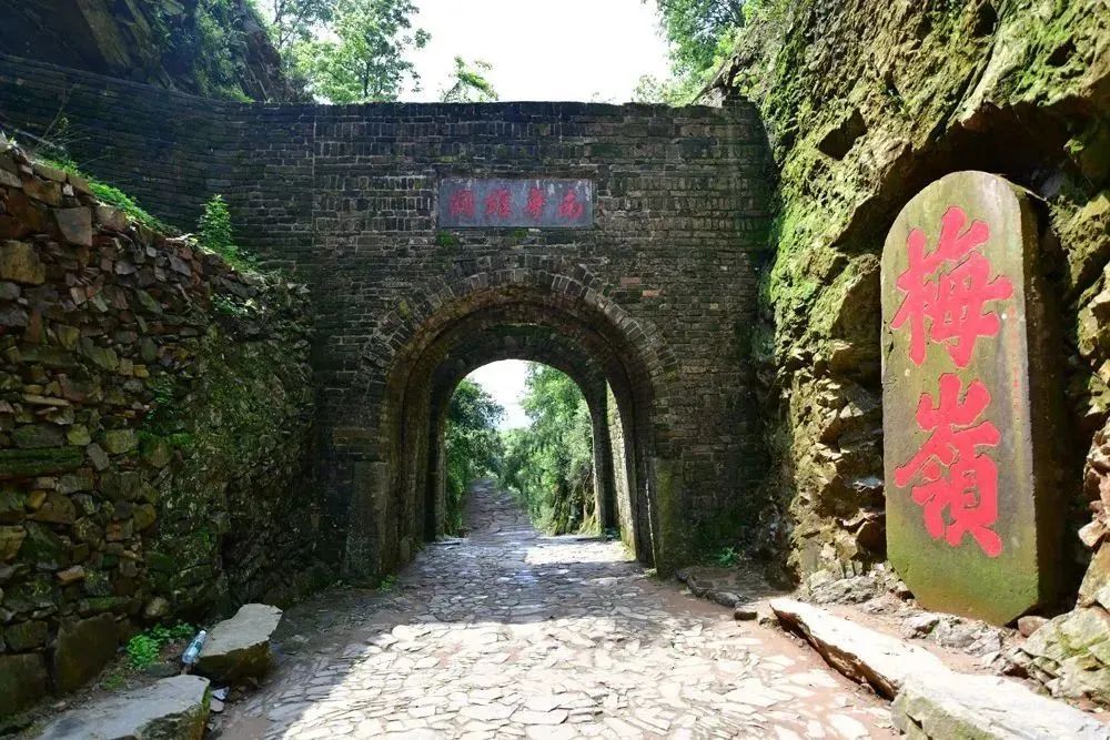 丹霞山阳元石风光,丹霞山那奇妙的景观