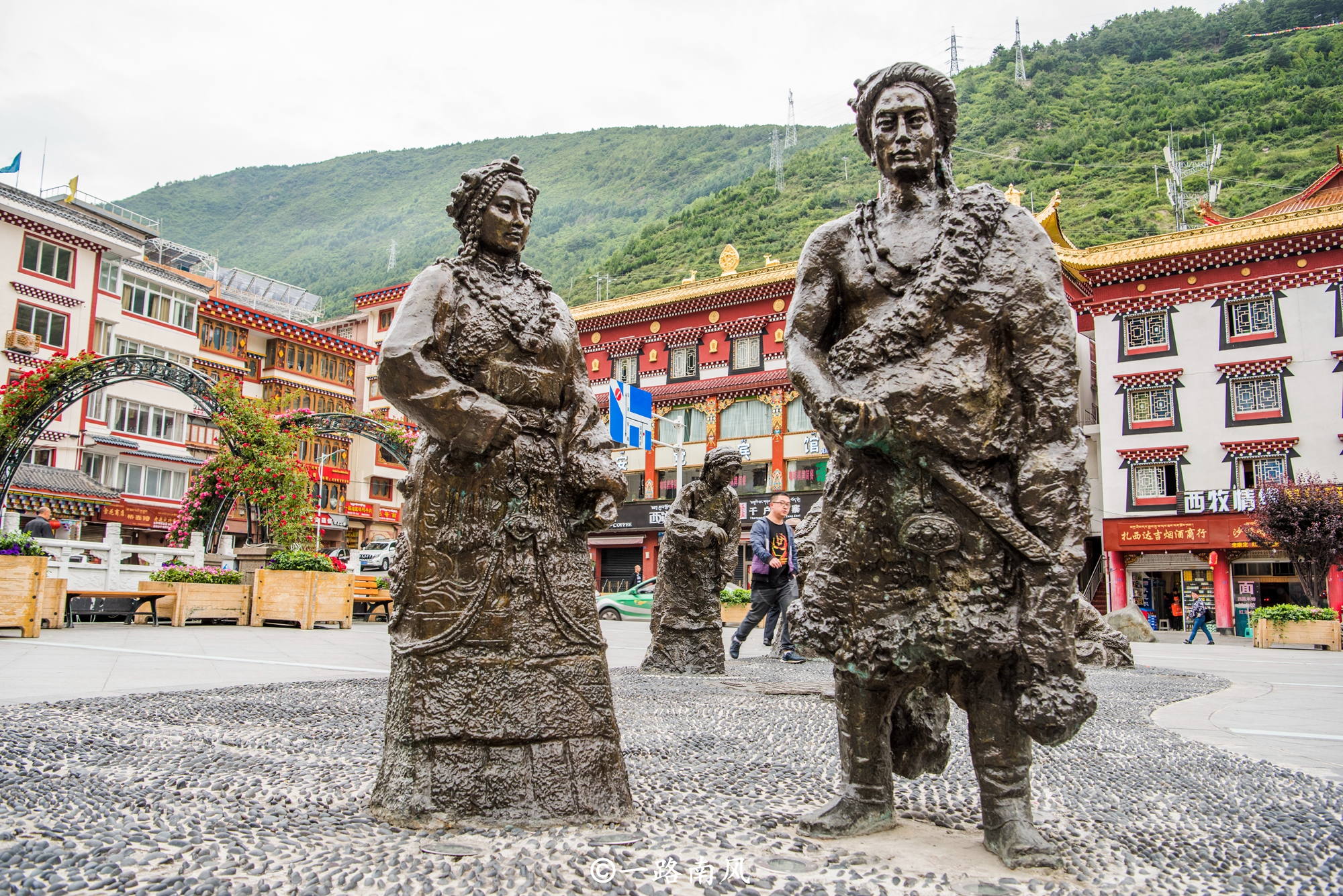 海拔2560米的四川康定城,环境不输云南丽江,游客却并不多