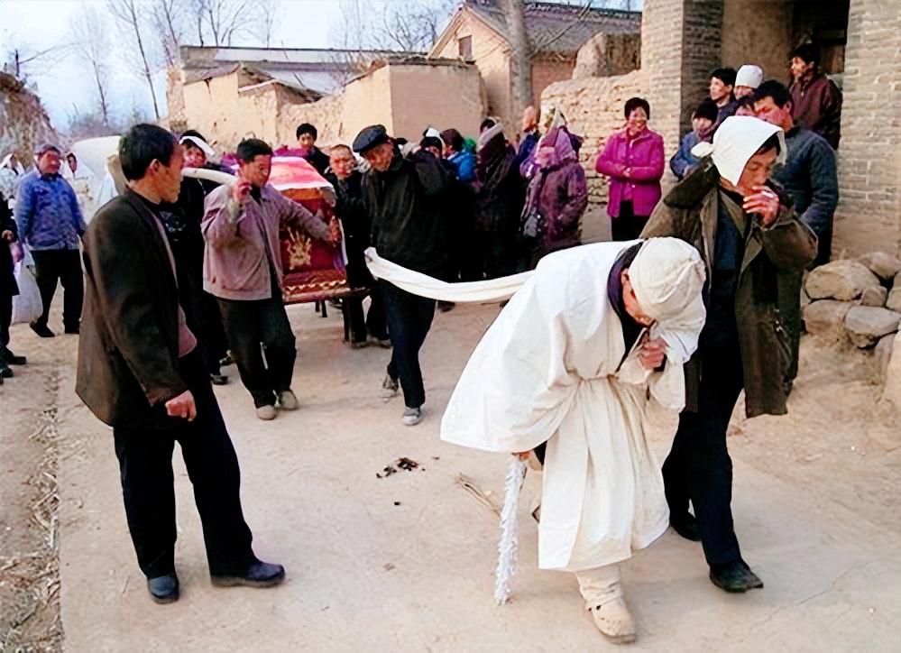 起棺下雨和落棺下雨有什么说法,下葬时下雨浇棺材预兆