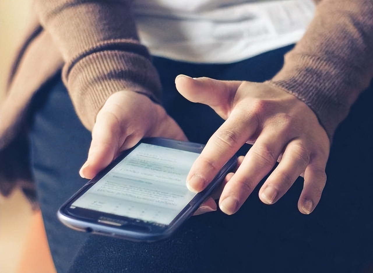 常在晚上看“黄色网”的注意！手机出现这4个“征兆”，该停手了