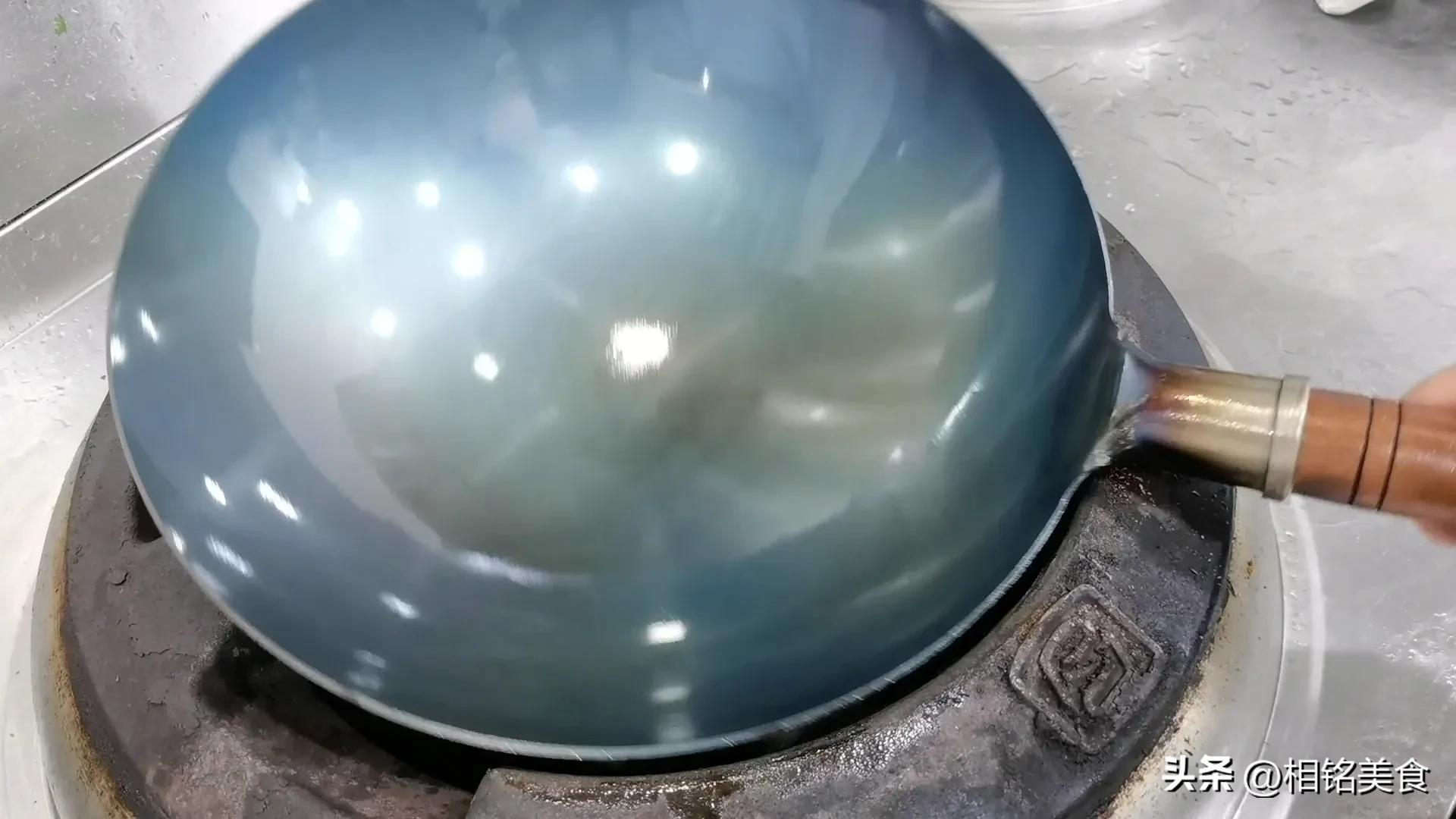 新铁锅怎样开锅小妙招视频,不粘锅的铁锅最佳开锅方法