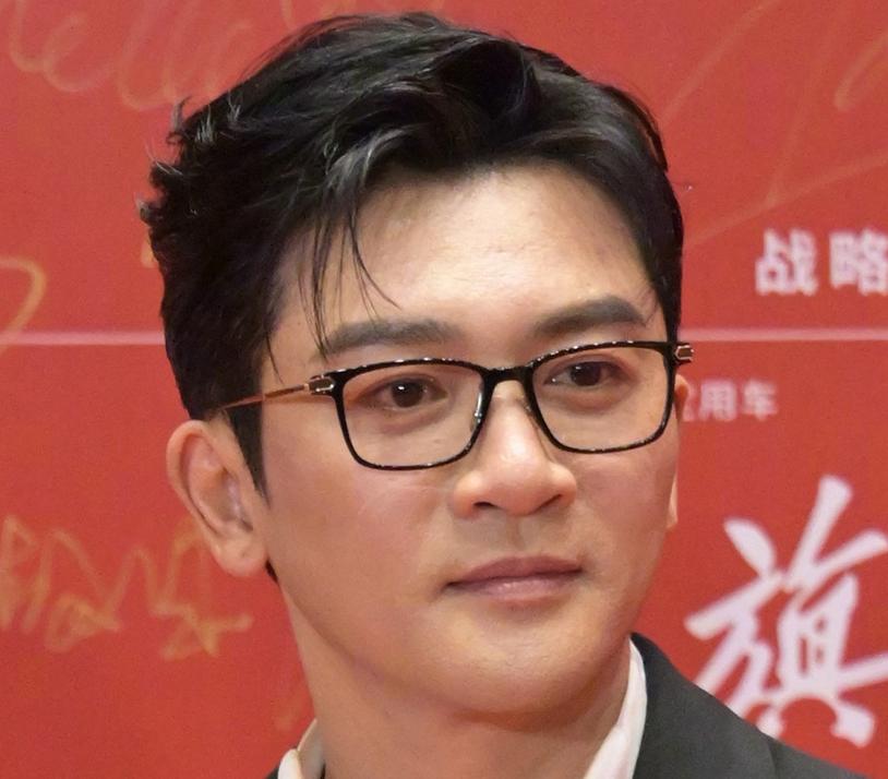 张颂文泪目北影节,北影节开幕式红毯张颂文害羞笑