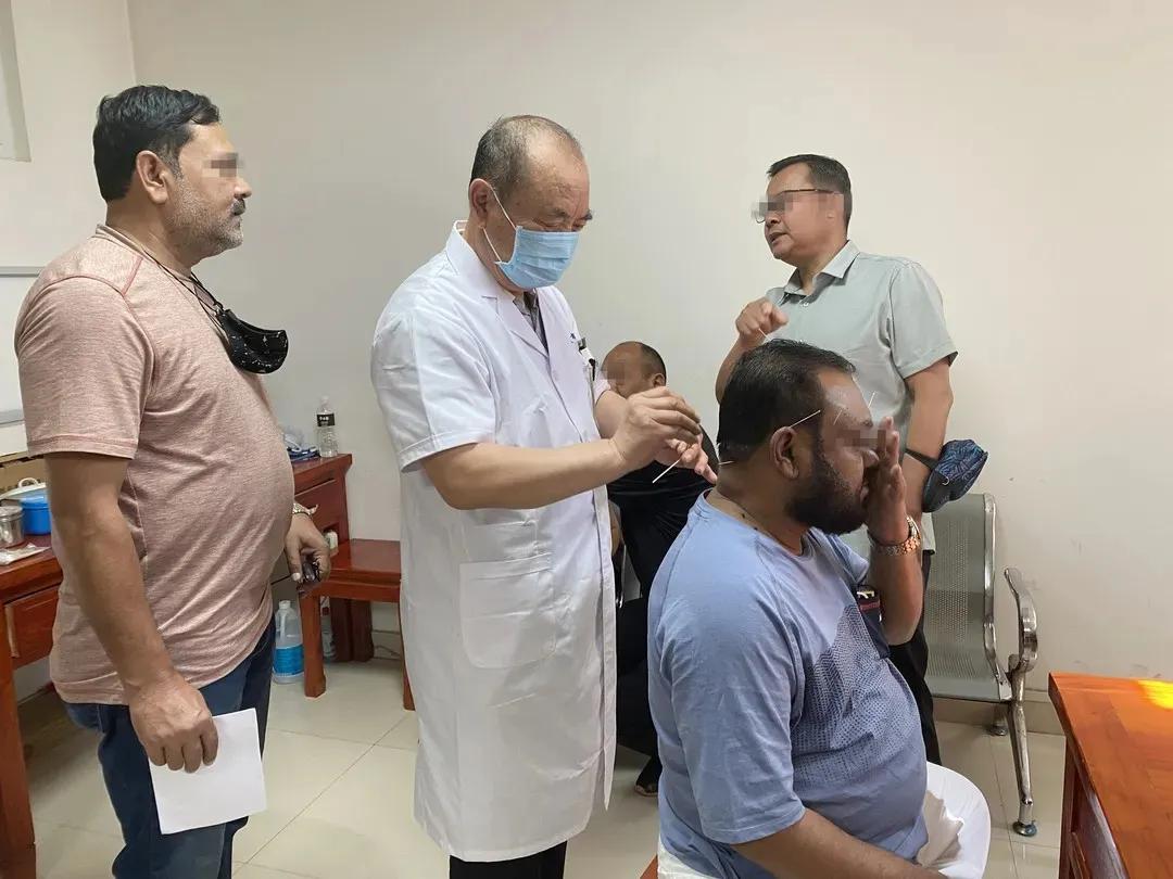 无国界医生针灸,中医针灸拯救国外瘫痪病人