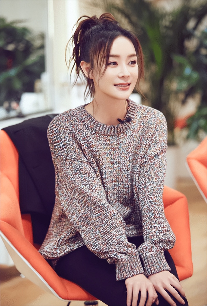 袁姗姗戴帽子参加婚礼,袁姗姗参加弟弟婚礼衣服