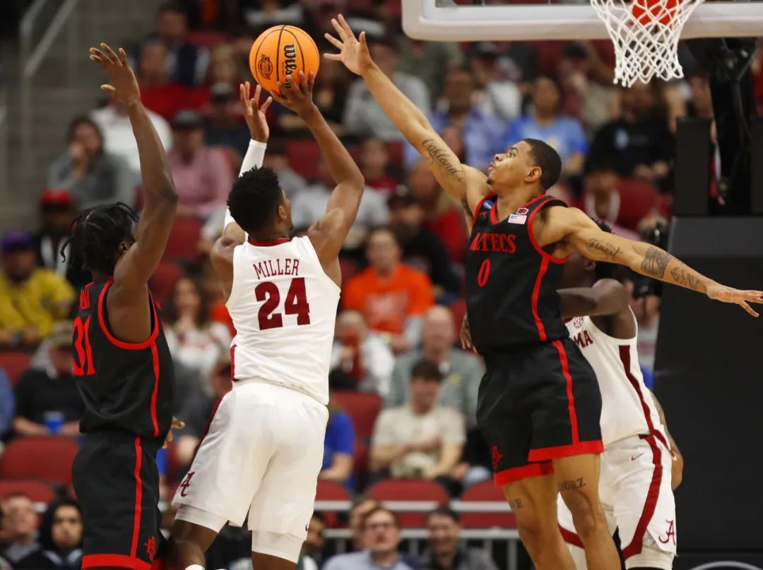 ncaa疯狂进三分,ncaa篮球三打五逆风翻盘