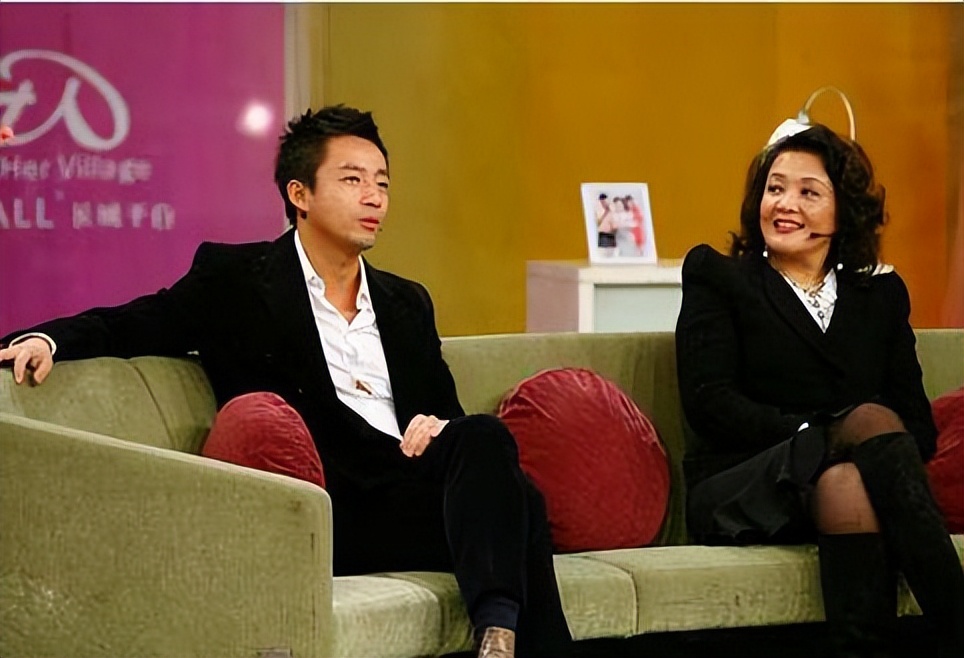 白手起家创25亿，64岁为儿子直播带货火出圈，张兰到底有多牛？