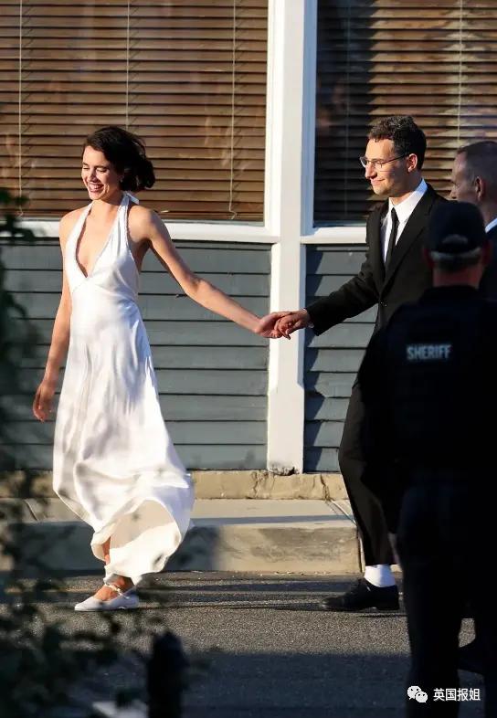 霉霉演唱会美国小姐开场自我介绍,霉霉与打雷姐现身超级碗