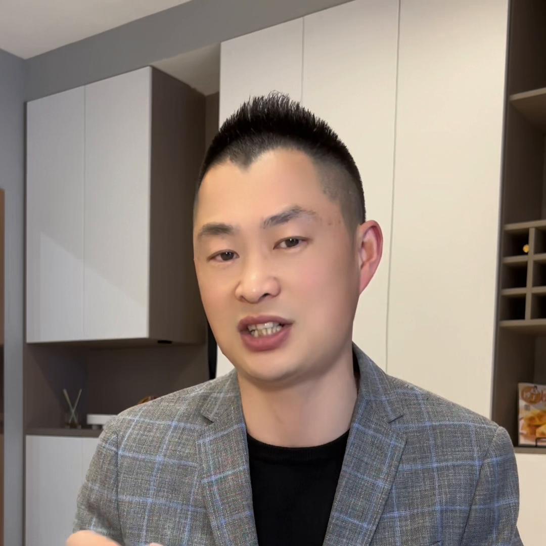 全屋定制做抖音谁做得好,全屋定制和木工现场做家具哪个好